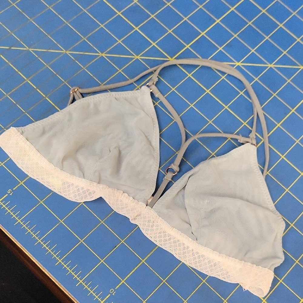 Honeydew Lace Trim Bralette Medium Criss Cross Straps NWOT